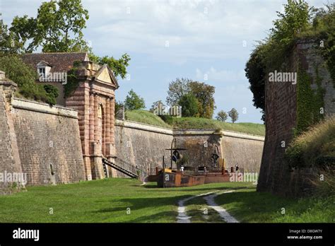  De Vauban Citadel: Een Historische Sterkte vol Mysteries en Adembenemende Panorama's!