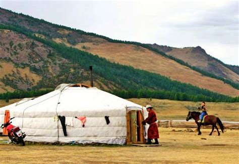 De Mongoolse Nomaden-tent: Een kijkje in de rijke geschiedenis en levensstijl van de nomadische Mongolen!