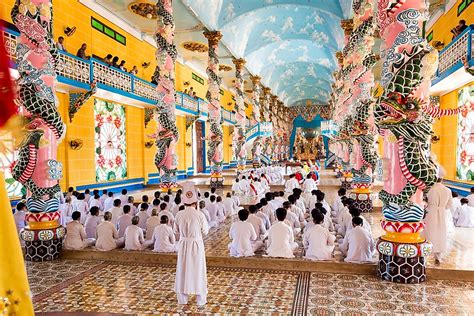 Cao Dai Tempel: Een Kleurrijk Gebedshuis en Spirituele Verkenning!