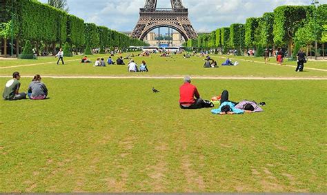  De Champ de Mars: Een weelderig park vol geschiedenis en spectaculaire uitzichten!