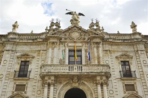 De Koninklijke Fabriek van Tabak! Een blik op de geschiedenis en traditie van Sevilla